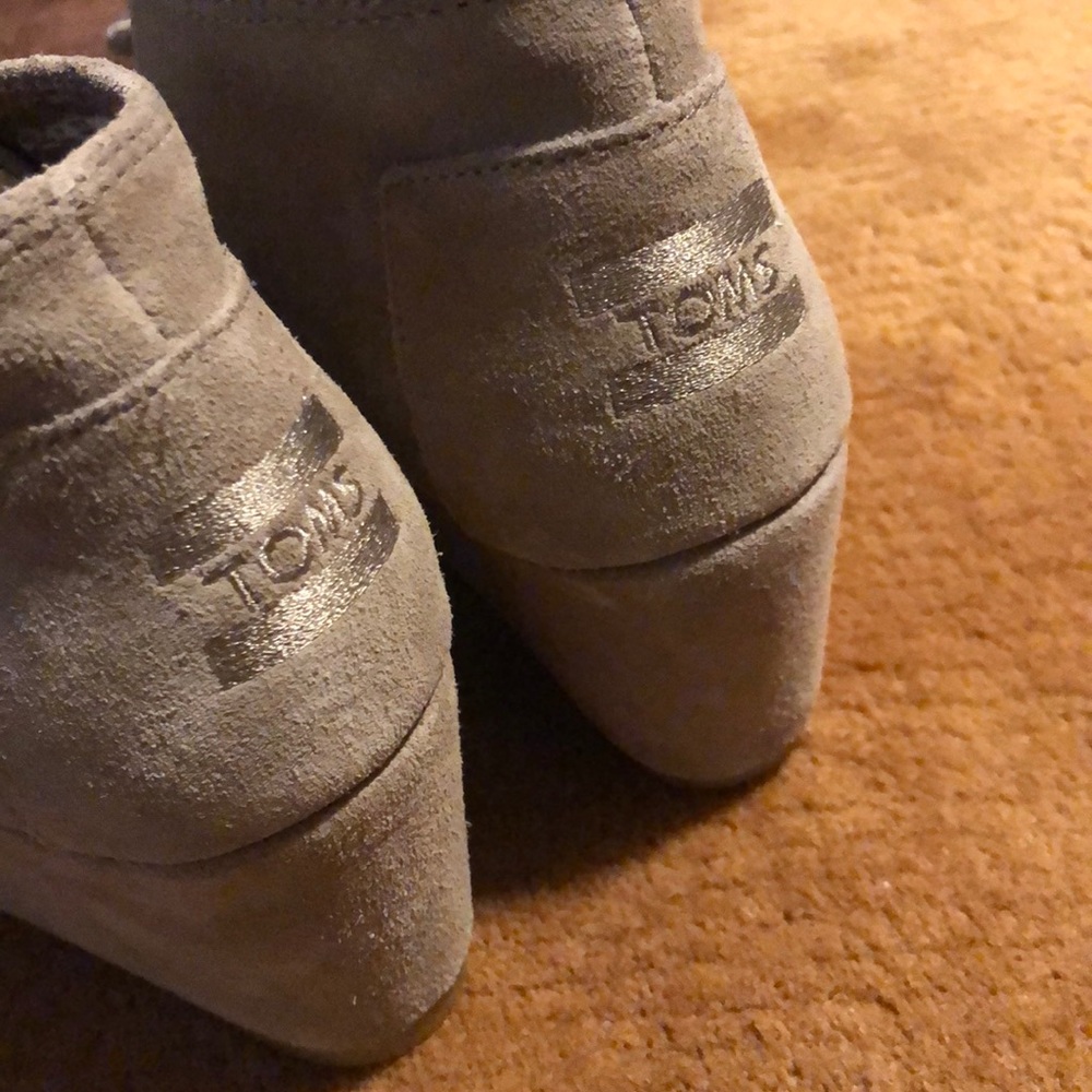 Cute pair of Toms suede wedges! - Picture 2 of 5